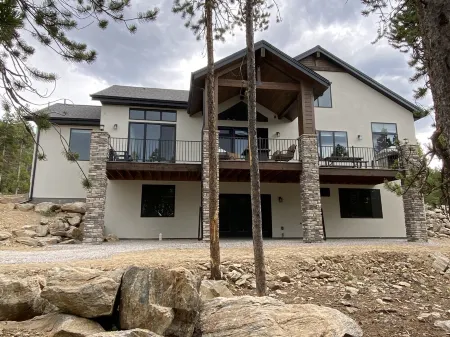 Luxury Home, Lake & Mountains View Around