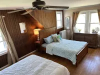 Beautiful Lake Home, Private Beach with a 5-Minute Walk to the Public Beach Area