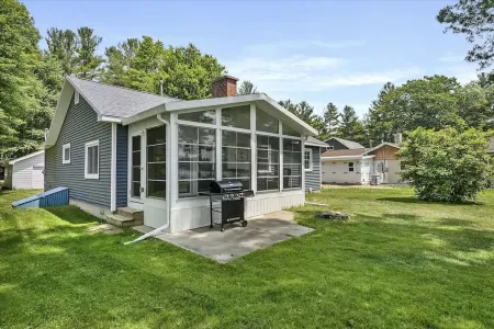 Cozy private lakefront cottage, pet-friendly, short drive to Traverse City