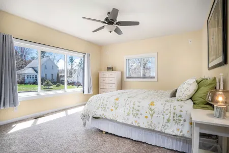 Gorgeous, stylish Muskegon Home - in wonderful Lakeside District! Отели рядом с достопримечательностью «Беюкма Плейфилд»