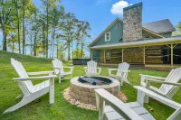 *Newly Renovated Luxury Designer Farmhouse on a 35-Acre Farm, Private and Gated!