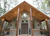 Romantic Luxury Cabin w Hot Tub & Fireplace - Minutes to All Local Attractions - Chalets