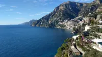 Elegant and central villa with private gated parking in Positano