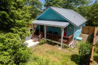 Cheerful coastal cottage w/hot tub - 2 min walk from the beach!