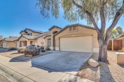 Gorgeous family home five minutes from State Farm Stadium! 블레스드 새크라멘트 카톨릭 처치 주변 호텔
