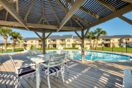 Blue Pearl- Canal Views, Boat Slip & Pool Access! Perfect Rockport Getaway! Отели рядом с достопримечательностью «Парк Рокпорт Бич»