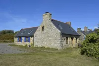 Traditional Breton house next to the village of La Palue Hotel a Crozon