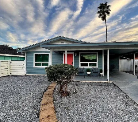 Charming 2-bedroom country house  with, spectacular patio and pergola