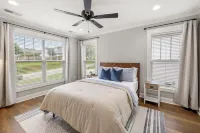 Hillside Getaway close to downtown, shops and restaurants!