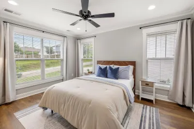 Hillside Getaway close to downtown, shops and restaurants!
