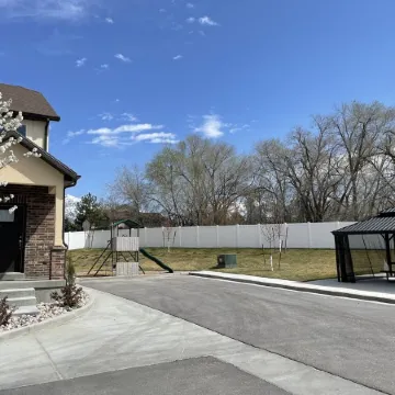 Secluded townhome midway between downtown & skiing; min from shops, & dining