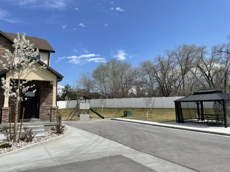 Secluded townhome midway between downtown & skiing; min from shops, & dining