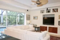 Relax and Play: Private Pool, Hot Tub, Tennis, Basketball on 1 acre in Sarasota.