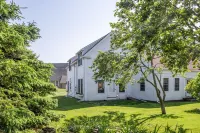 Dew Drop 2 Village Cottage, Steps to Harbor, Lawn & Boathouse