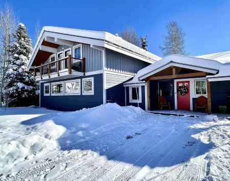 Luxury Home in Town, Hot Tub, Movie Theater, Large Fenced In Yard ⛰ Отели в г. Крестед-Батт