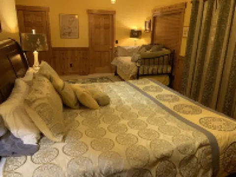 Luxury in prime location. Hot tub, games room with pool table. 4th night free.