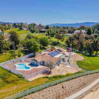 GREAT LOCATION! CLOSE TO PELTZER, LORIMAR, FAULKNER, LONG SHADOW WINERIES! Hotel Exterior