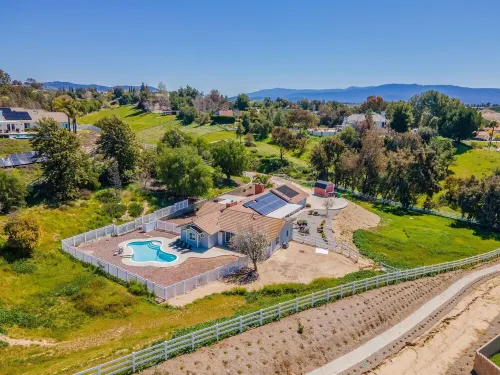 GREAT LOCATION! CLOSE TO PELTZER, LORIMAR, FAULKNER, LONG SHADOW WINERIES! 테메큘라 호텔