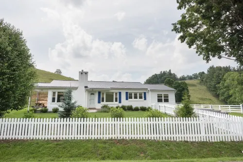Cute Little Bungalow Close To Town With All The Amenities You Could Ask For