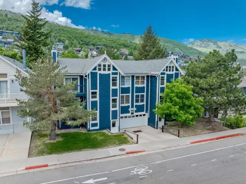 Family Friendly Condo- Walk to Main Street and Town Lift