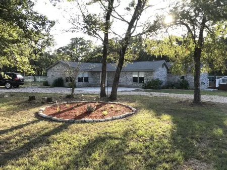 Great Private Country Home! Contactless check-in & out! Отели рядом с достопримечательностью «Лейк Брайан»