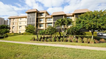 Tropical Paradise Awaits!Summer is over.Book Your November & December Vacations! Отели рядом с достопримечательностью «Марко Айленд Бич»