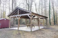 Cozy Pines Log Cabin 2BR+Loft Creekside w/ Hot Tub - Alphydda