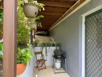 Studio at 60.Private Apartment, Close to Beaches and Cafes. Breakfast Included.