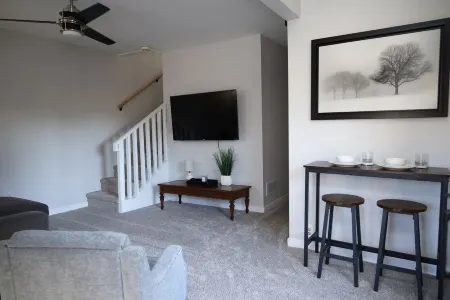 Charming 2-bedroom home, close to Downtown South bend and 5 mins away from ND Отели рядом с достопримечательностью «Ice Box Skating Rink»