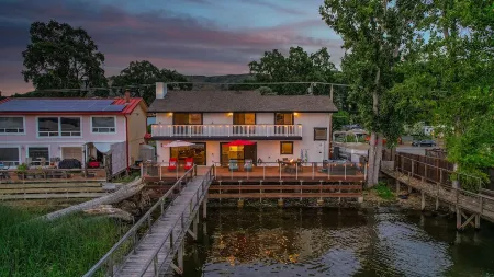 Beautiful waterfront Lakehouse w/ stunning sunset views!