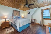 Amazing Mtn Views, Stunning Sunsets, Fire Pit, Gas Logs, Private, Grill, WiFi!