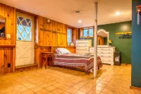 Year Round Waterfront Chalet in Amazing Private Location!!