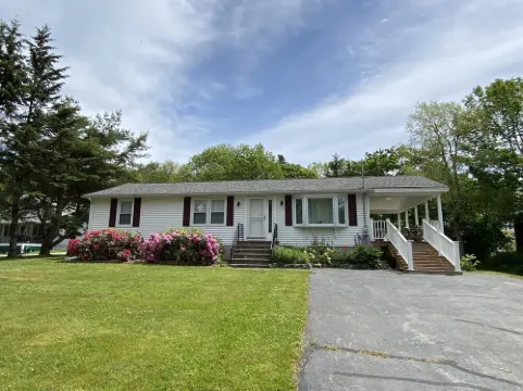 Cozy 3 bedroom house with large covered porch just steps from downtown BBH. Hotels in Boothbay Harbor