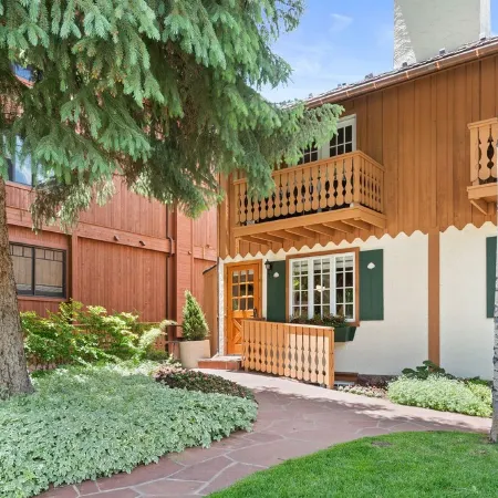Aspen Core Designer 4 Bdrm, Walk to Everything , A/C, Parking