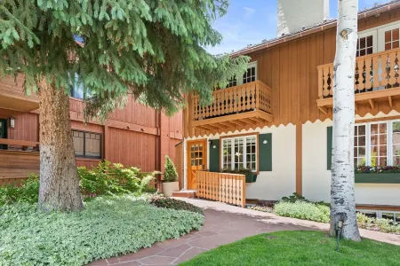 Aspen Core Designer 4 Bdrm, Walk to Everything , Ski Storage, Parking