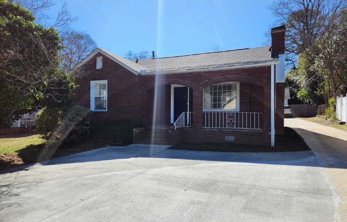 Lucky 13 Retreat – Cozy 2BR Getaway Near Downtown Greenville!