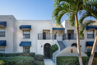 Condo 2 Bedrooms 2 Baths Pool 6 min to Beaches Downtown Restaurants Shopping