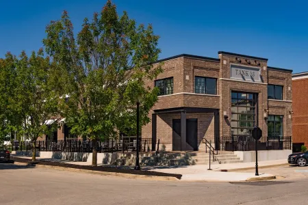 The WhiteHouse ! Your Private Oasis in Carmel Отели рядом с достопримечательностью «Market District Supermarket»