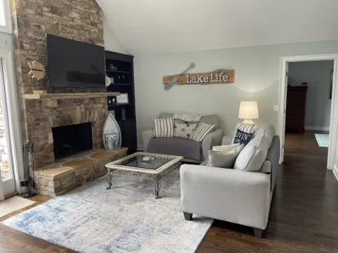 Stunning Views on Lake Lanier! Peaceful and quiet cove.