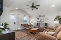 The Nest - Cute, Clean & Comfy - 10Min to Ft. Wood