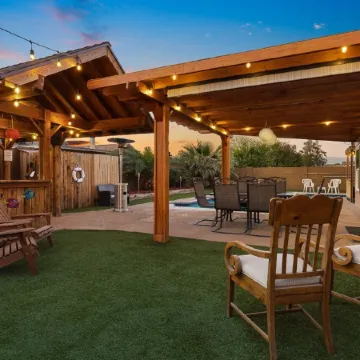 Unique Oasis: Large Pool & Spa