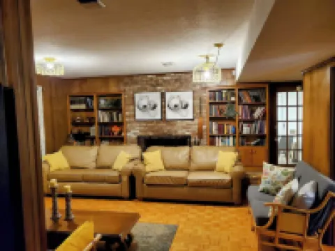 "Abbie's Place: Spacious 4Br Sanctuary with Sunroom and Private Backyard" Hotels in Pine Bluff