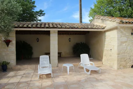 Uzès : l'Olivier Apartment in a Farmhouse 10 Minutes' Walk from the Town Center