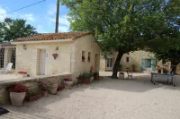 Uzès : l'Olivier Apartment in a Farmhouse 10 Minutes' Walk from the Town Center
