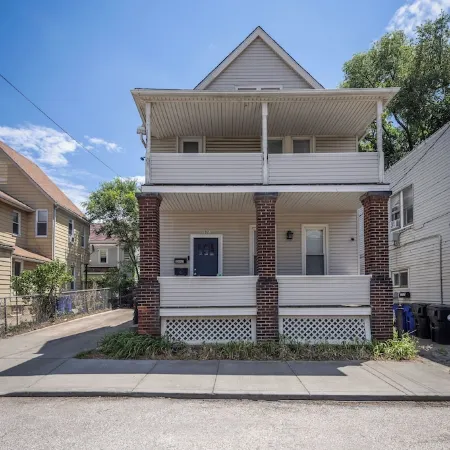 NEW! Mid-Century Modern Retreat in Little Italy near CWRU and Cleveland Clinic Отели рядом с достопримечательностью «Кливлендский оркестр»