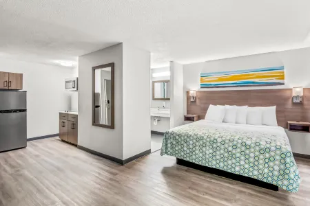 HomeTowne Studios Southfield Отели рядом с достопримечательностью «4 Men»