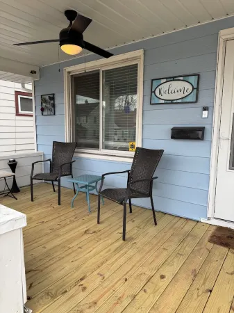 Charming 3-bedroom house next to Hollywood Casino! 1 minute from Interstate 75 Отели в г. Толедо