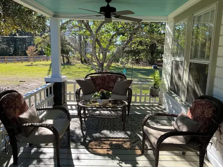 Charming 2-Bedroom Farmhouse in Walterboro-Pet Friendly, Lots of Outdoor Space Отели в г. Коллтон Каунти