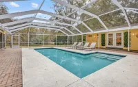 5Br UF Family Retreat with Private Pool, Pond, Game Room – Sleeps 10 - Private Pools