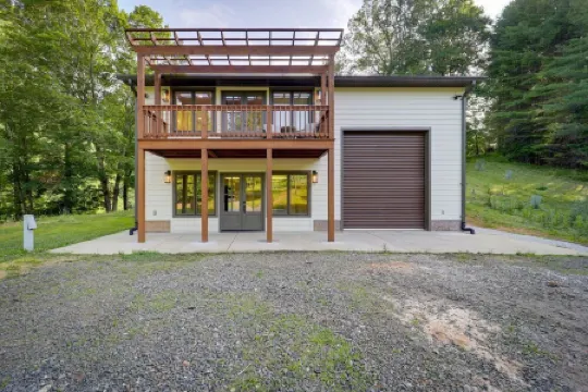 Cozy & intimate cottage w/Luxurious Hot Tub at Blue Ridge Mountains countryside